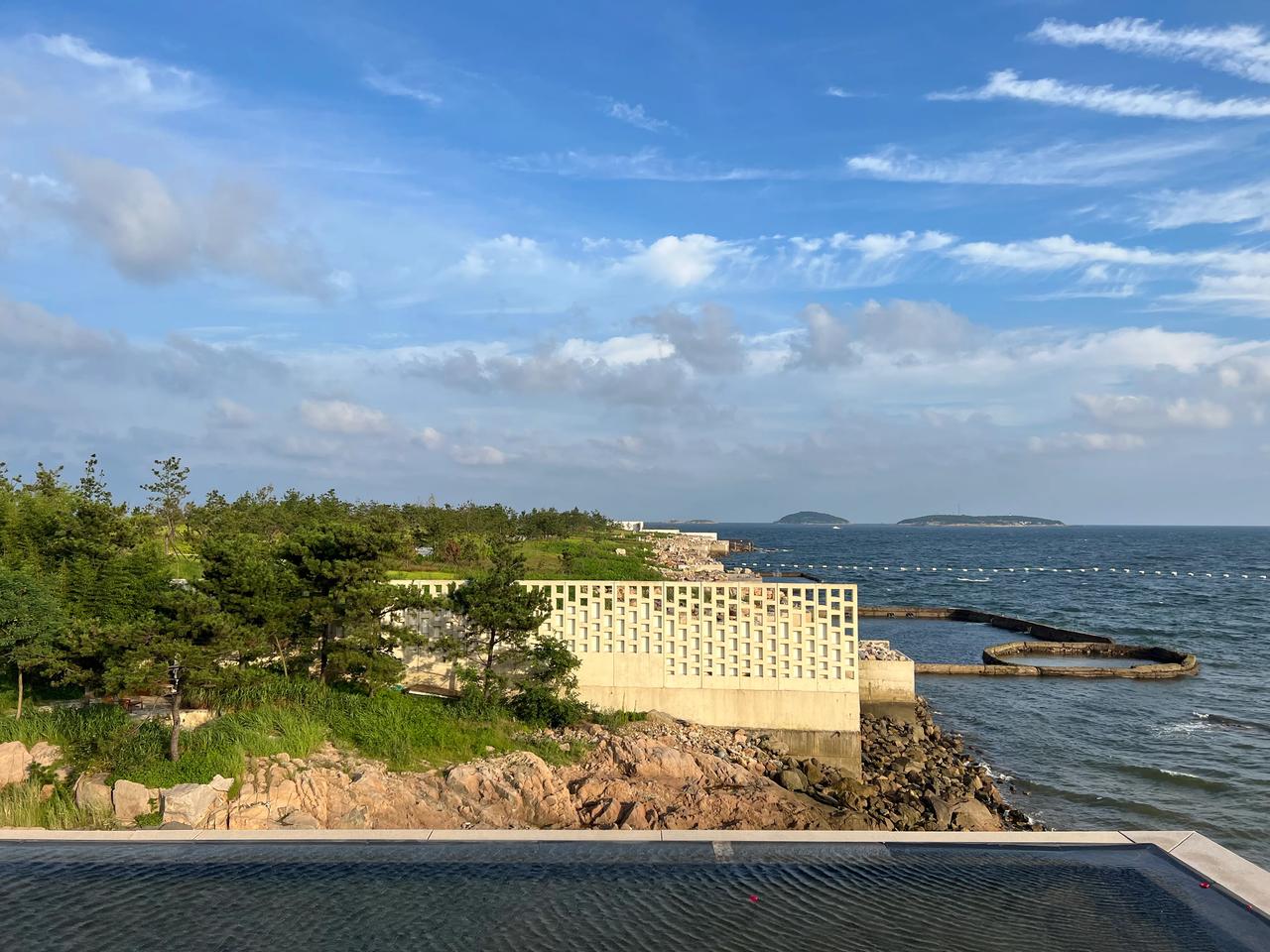 青岛涵碧楼附近的一片石头堆，据说以前是别墅区，还有影视明星在这里买了一套别墅，不