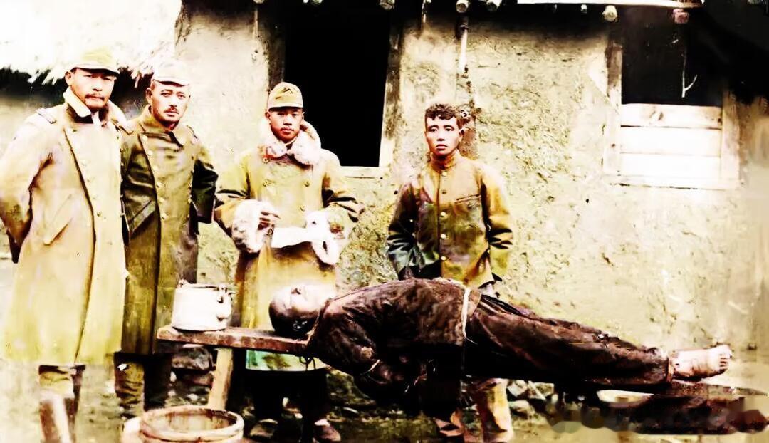 1931年，日本关东军虐待被俘的抗联战士时拍下的照片，照片中，这名战士被仰面绑在