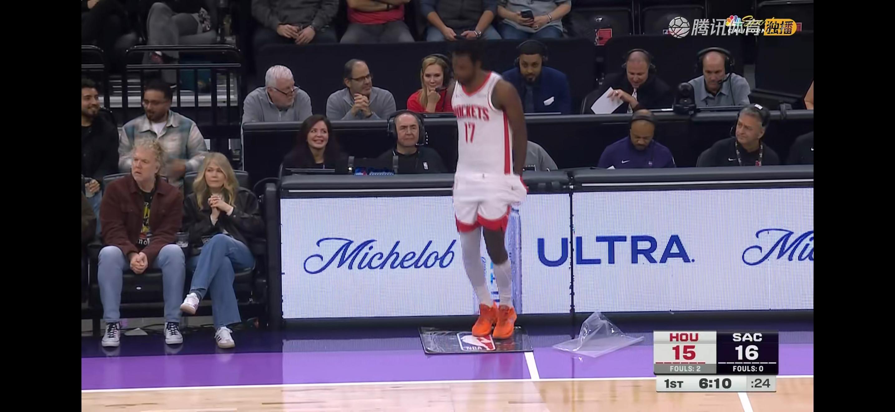 挺兴奋，转着圈薅球衣