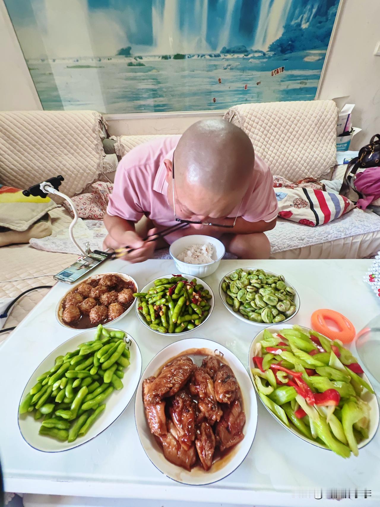 发现黑皮今天是跟我对着干啊！骂他几句也是笑呵呵的！

这几天都是走路上班，下班去