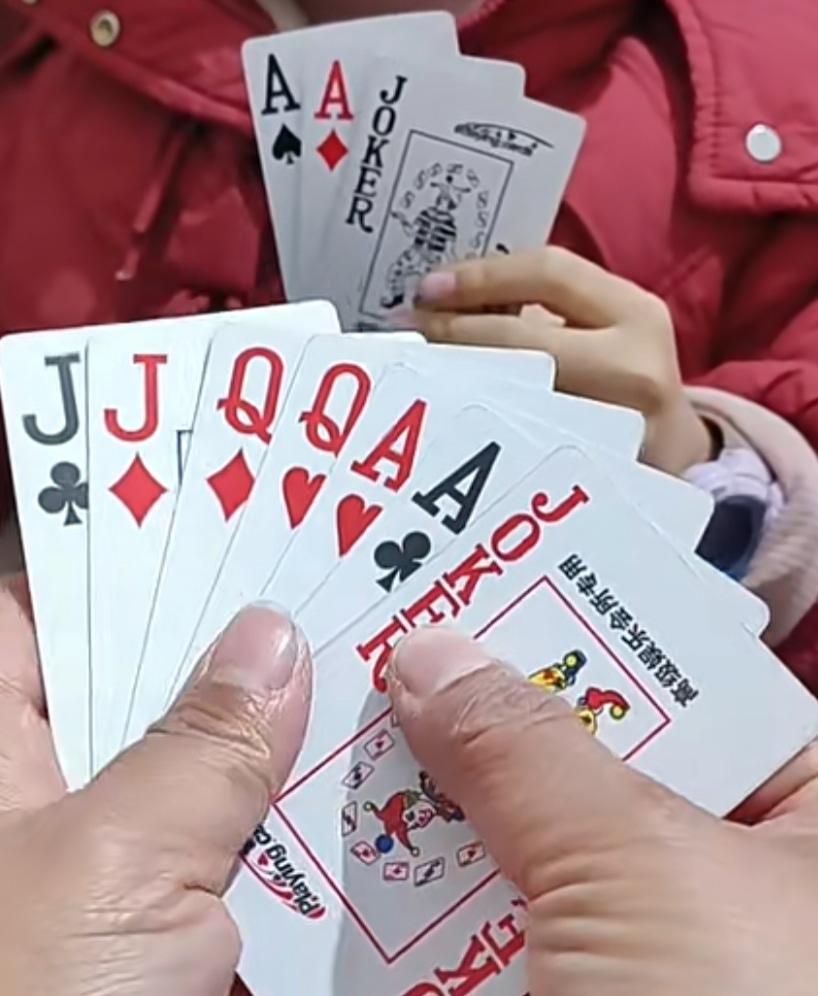 巧解残局。益智游戏，欢乐斗地主，规则有连有带，最多3带1，也可以3不带。下面牌的