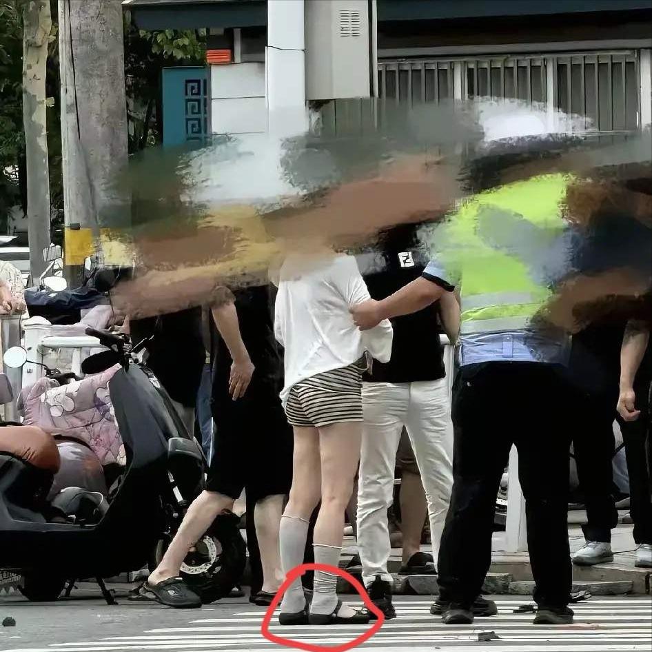 安徽广德女司机，

出车祸后做的第一件事情，

不是下车查看被撞的母亲和两个孩子