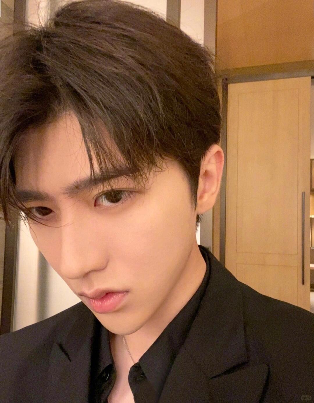 蔡徐坤上台前会独处10分钟保持冷静 对舞台始终怀揣着极致的敬畏与专注，上台前特意