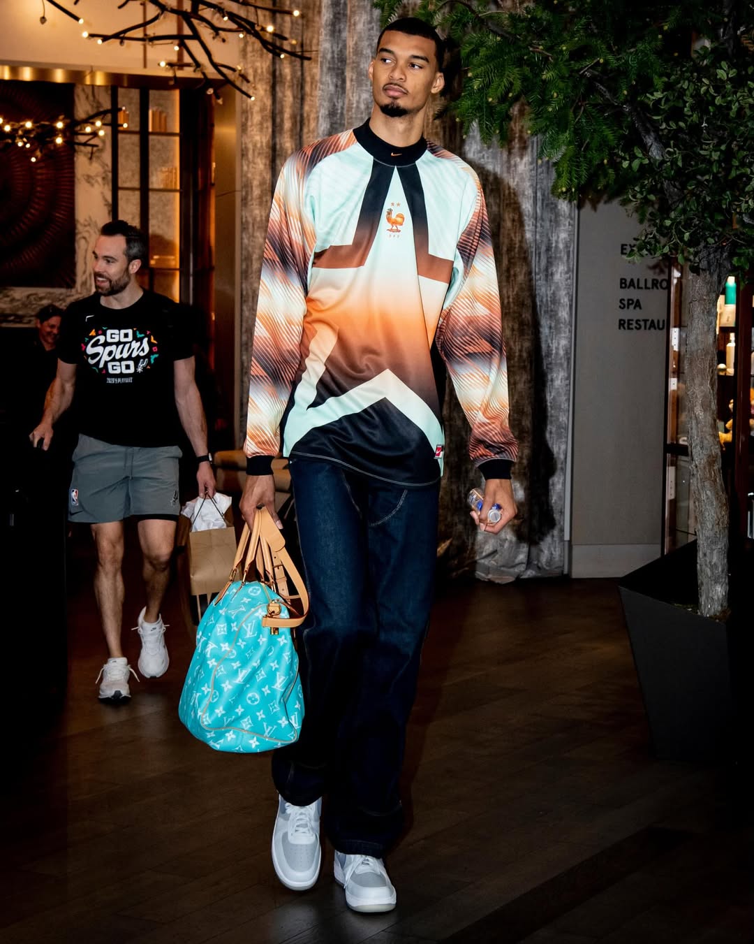 时尚媒体晒文班亚马今日穿搭：身披法国男足守门员球衣