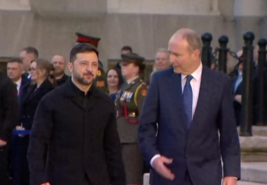 泽连斯基刚踏进爱尔兰都柏林的地盘，就收到了一份重磅大礼，爱尔兰直接甩出1.25亿