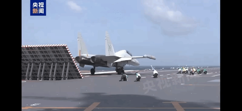 歼15DT在福建舰弹射及阻拦着舰画面——小日子扬言击沉福建舰，让它试试看。福建舰