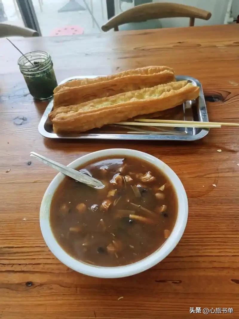 你觉得油条和什么吃才是绝配?油条和胡辣汤一直以来都是绝配！胡辣汤的辣劲，冲劲与油