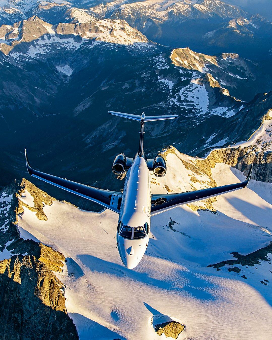 公务机穿梭雪山之巅，银翼与冰雪相映，定格天地间的壮阔瞬间。
