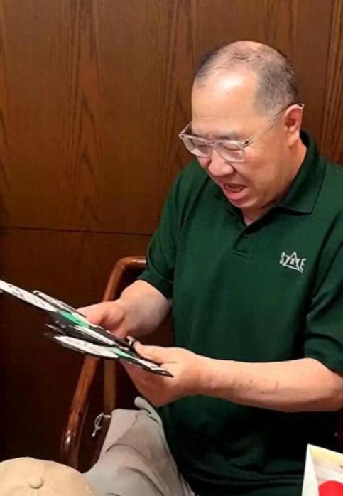 英达这下笑不出来了，
不是他又离婚了，
而是他办 66 岁寿宴，大儿子巴图没到场
