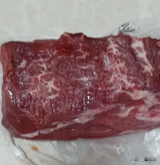 今天早市，我买了一块牛里脊，准备做牛排。

为了鉴别这块肉是否新鲜，我用了从网上