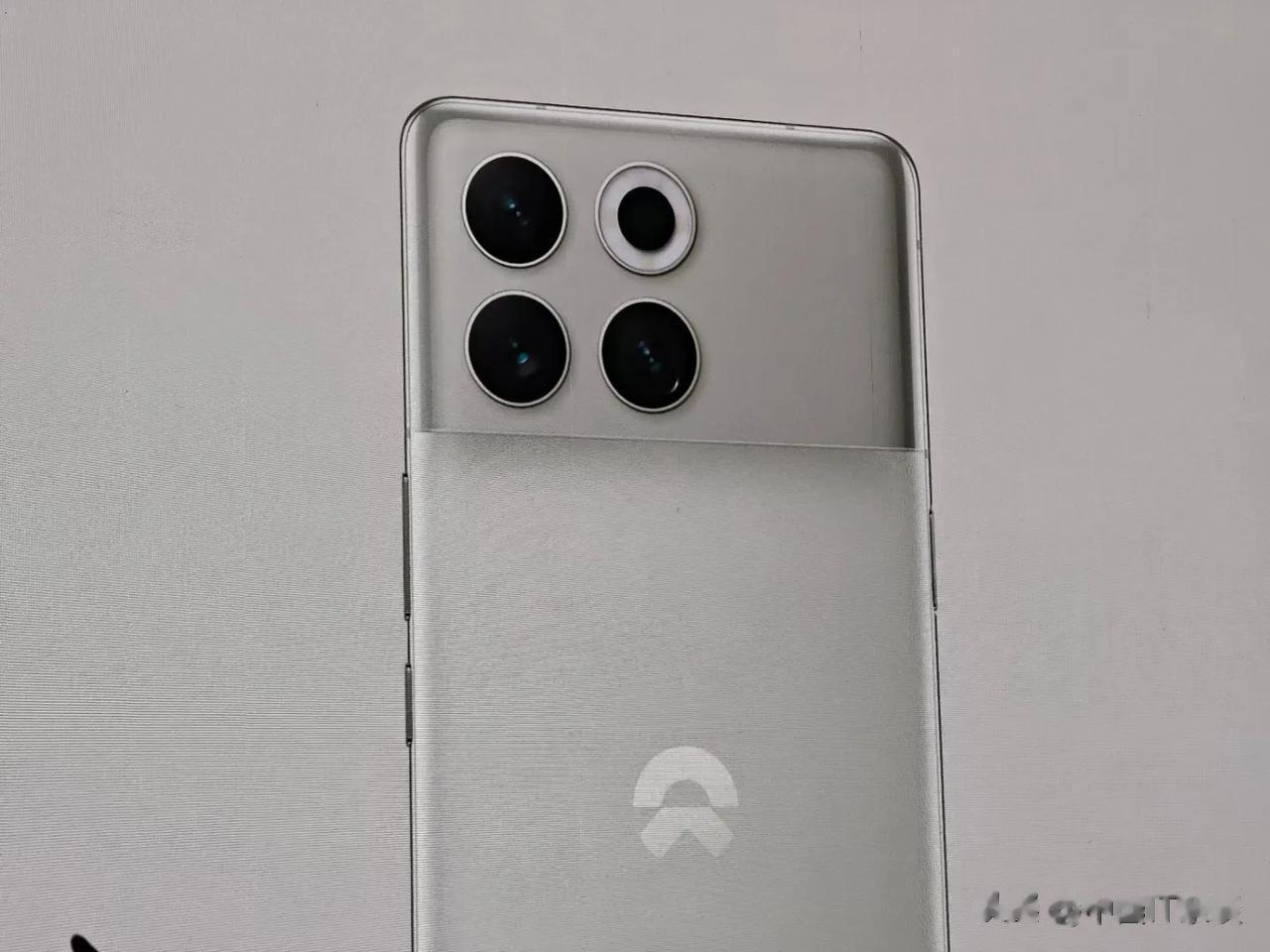 智能汽车品牌厂商开始造手机，手机厂商进军智能电动汽车市场。互相进入各自领域，市场
