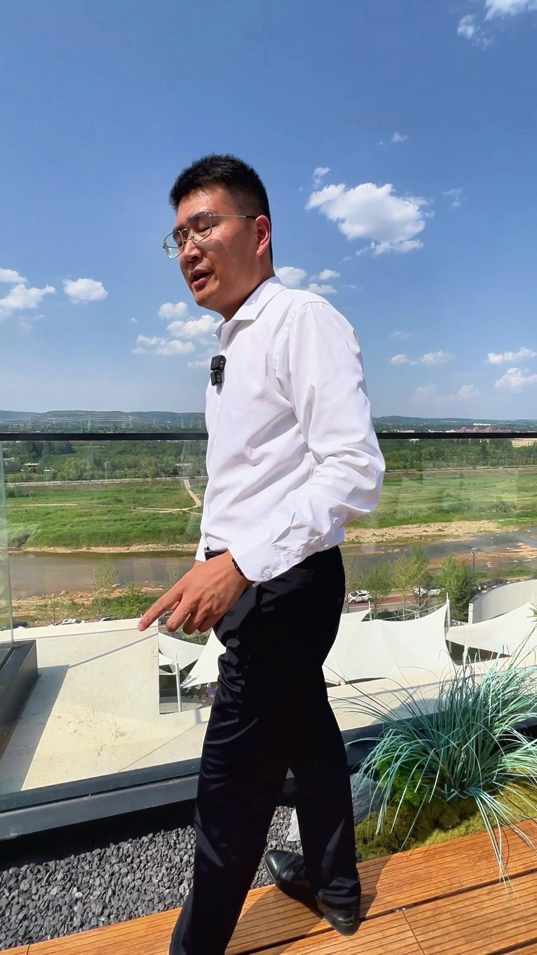 🏞️西安人的后花园：西有太白山，东有白鹿原。

🏡这套房子是一个叠拼的产品，