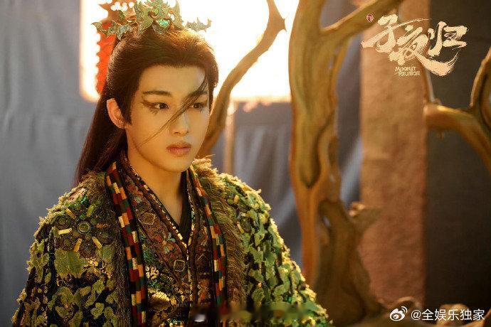 董思成子夜归出场子夜归董思成出场镜头《子夜归》开播即高光！董思成 “小蝙蝠” 出