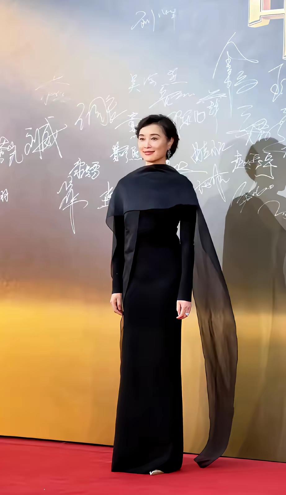 一丝一毫都没有露，包裹得严严实实，但看起来就是很高级、很有气质！
