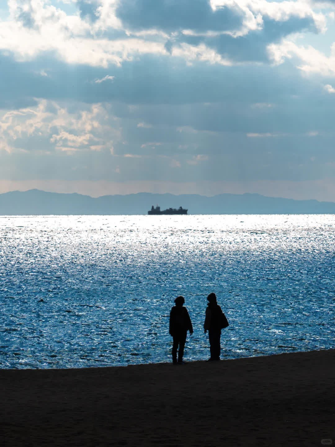 冬日的海，是凝固的蓝色琥珀  冬日的海边寂静而温柔。 . 