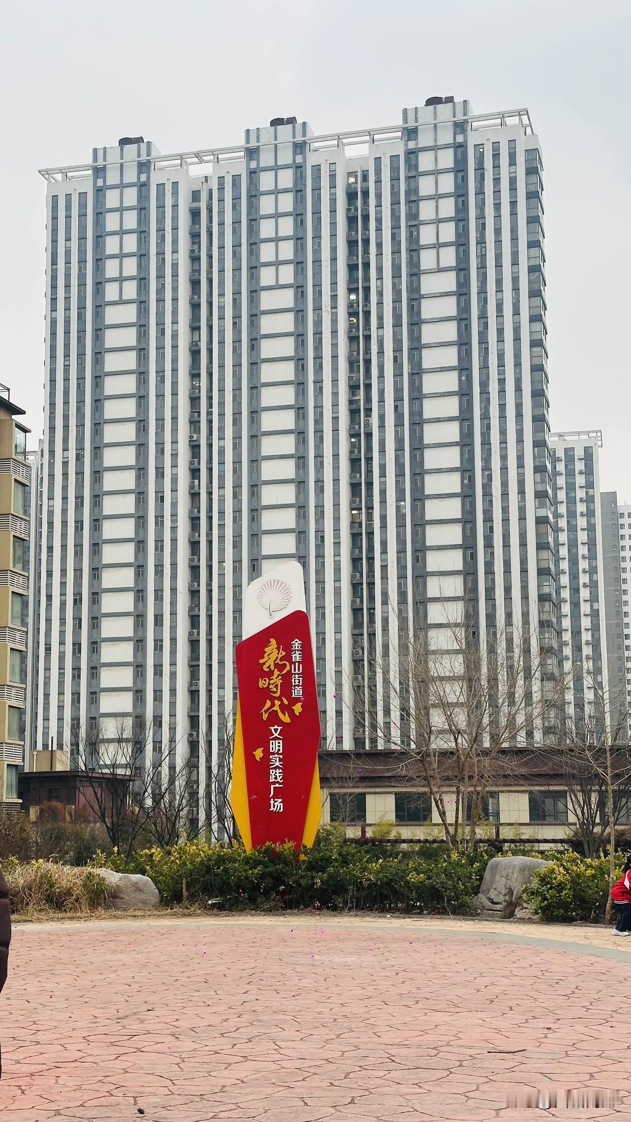 这里是临沂城区海拔最高的地方，金雀山顶！金泰华府小区旁金雀山小学隔壁，即便汛期发