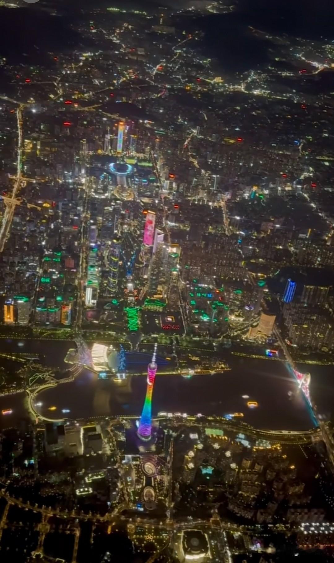 飞机上看广州的中轴线，就明白它不是单一的一条大道，它是一条带状的标志性建筑集群！