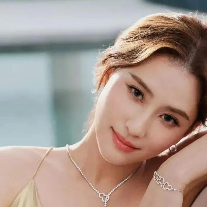 何超莲的婚姻给女生们提了个醒：再美再有钱，也别嫁为娶你花光所有积蓄的男人。这种人