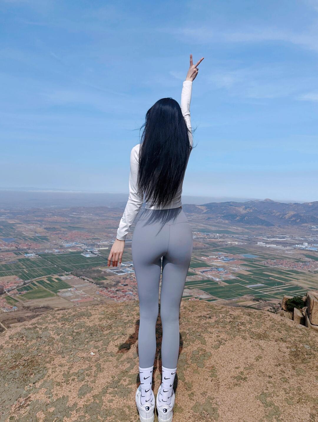 不是所有的惊艳都需要正脸——
是风里垂到腰际的发，是阳光下衬得身形恰好的灰调，是