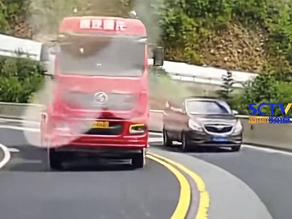 国道小车弯道占道超车 幸亏有货车司机

6月17日，在318国道雅江段，一辆小车