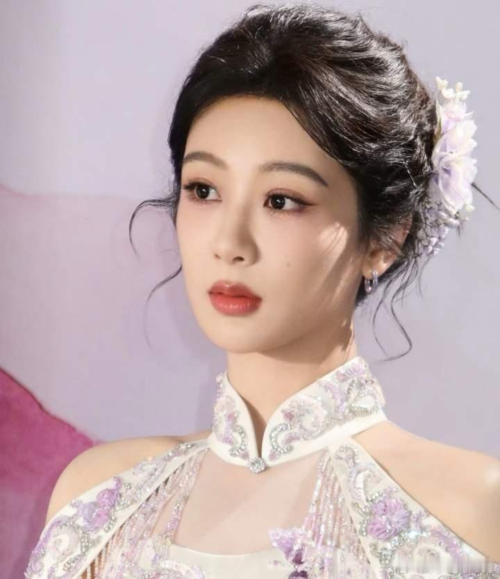 明星新增代言哪个女明星的商务价值更高1. 白鹿 成衣奢代2. 杨紫 阿迪达斯，北