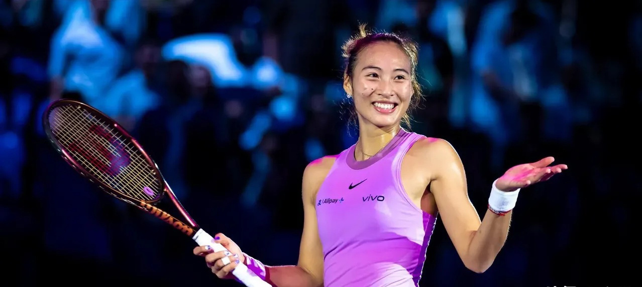 实话实说，放眼整个网坛，郑钦文现在就卡仨人：萨巴伦卡（逢战必输，0-5）、斯瓦泰