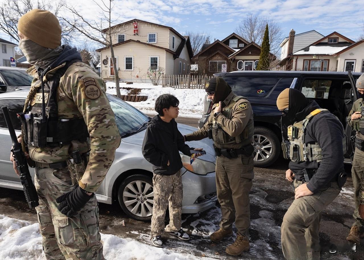 2026年的明尼阿波利斯街头，一名男孩攥着零食独自走在回家的路上，却被美国移民与