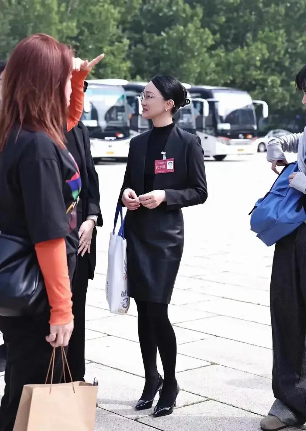 周迅现身北京参加文艺志愿者协会第三次代表大会，穿黑色西服搭配同色系短裙，身材苗条