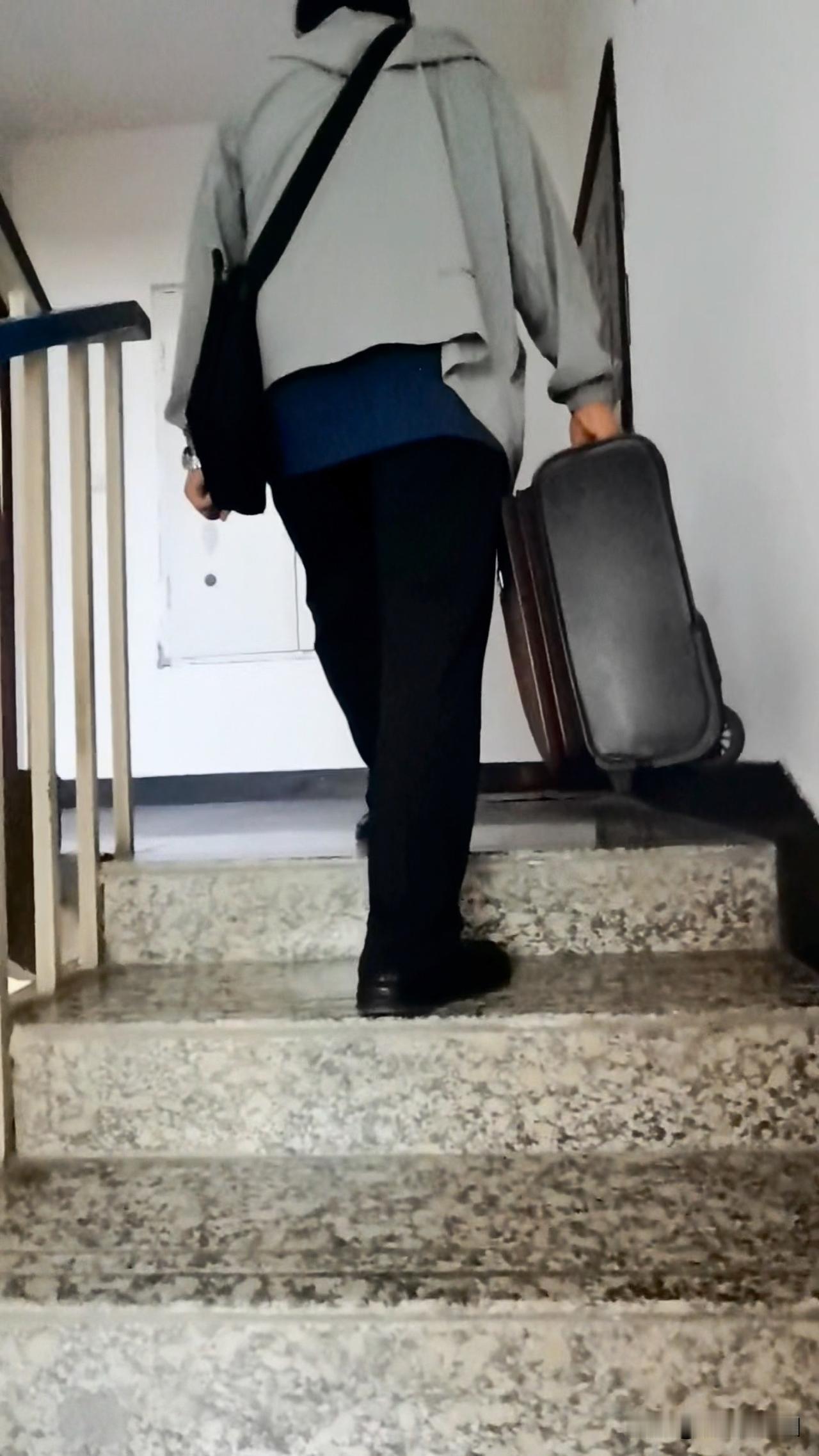 菲儿是怎么知道爷爷要来的呢？事先我并没有给她透露过，害怕突然有其他的事情耽误了，