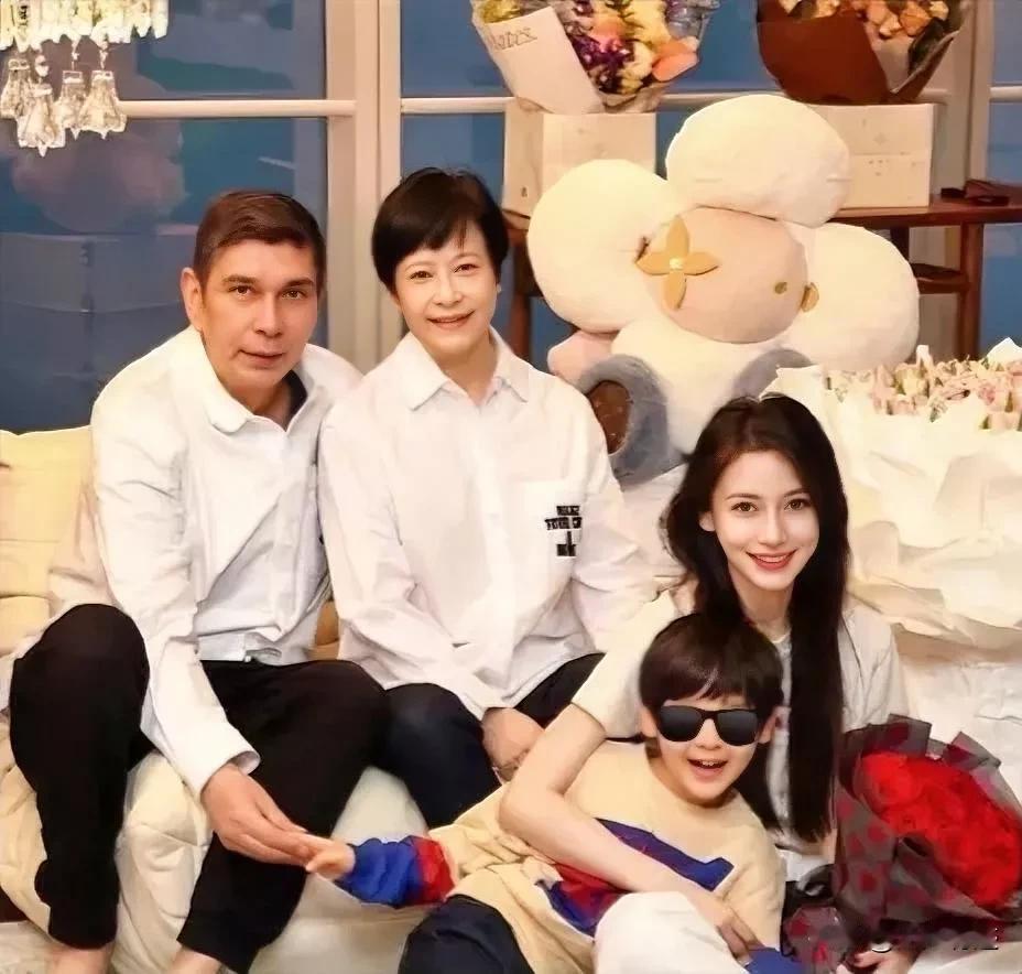 杨颖家祖孙三代人的合影，高颜值的一家人，小海绵的外婆尤其高，杨颖的美貌几乎就是复