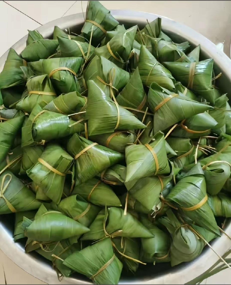 端午灵魂拷问：你站甜粽还是肉粽？
甜粽软糯蜜香，一口下去满口清甜，主打一个饭后小
