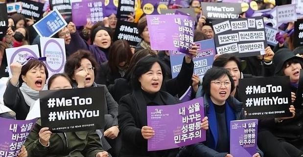 韩国的女性已经彻底疯魔，从曾经的不谈恋爱，不结婚，到后来的不生孩子，不愿意和男生