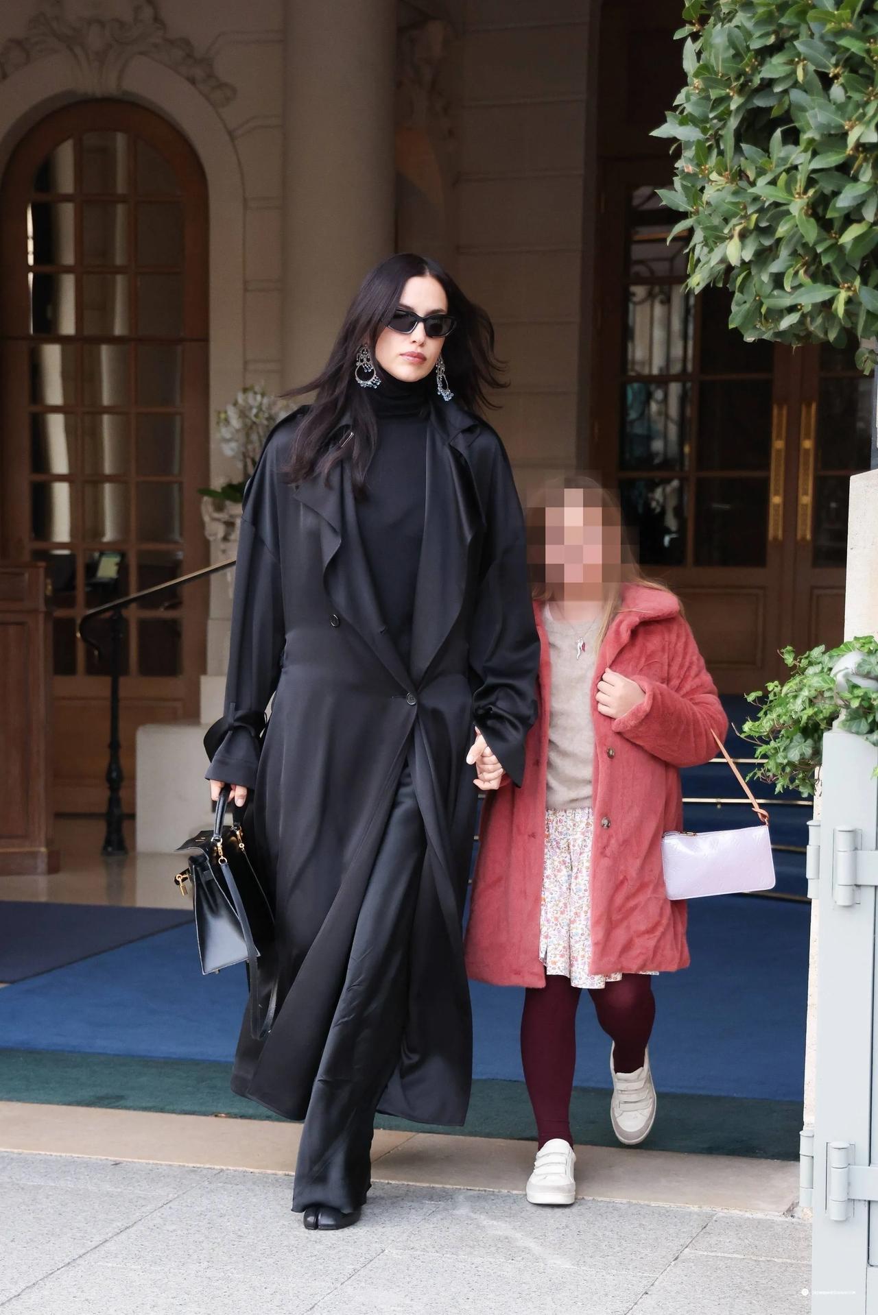 超模irinashayk带女儿游玩参观法国•巴黎圣母院 ，美的发光