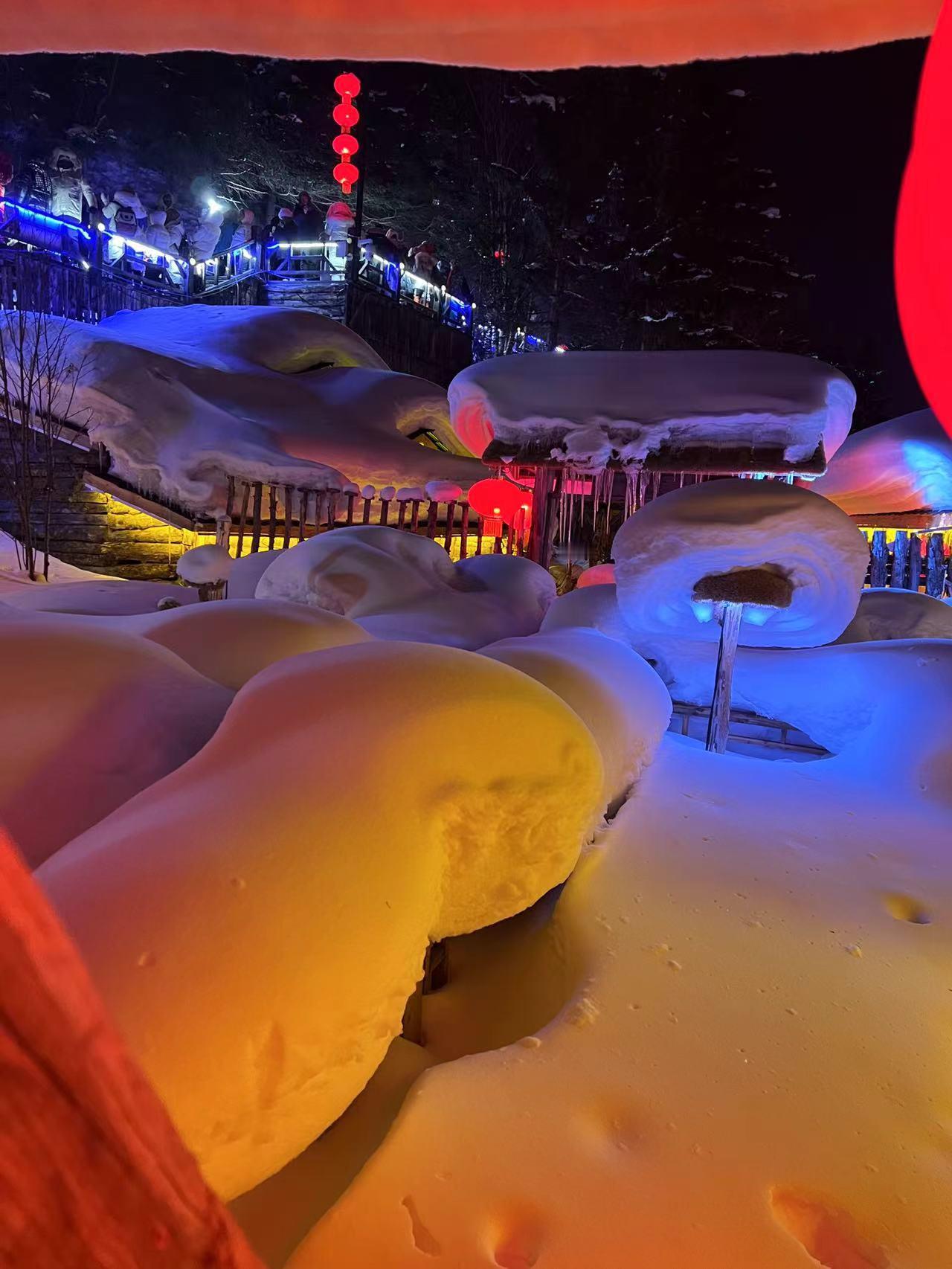 我一个南方人的疑问，这个东北雪乡的雪，这么落在房顶上为什么不掉下来呢？是不是有什