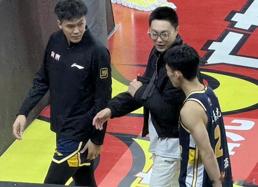 黄荣奇深夜更新动态略带伤感：“想说些什么，但又不知道该说些什么，感恩，感谢[心]