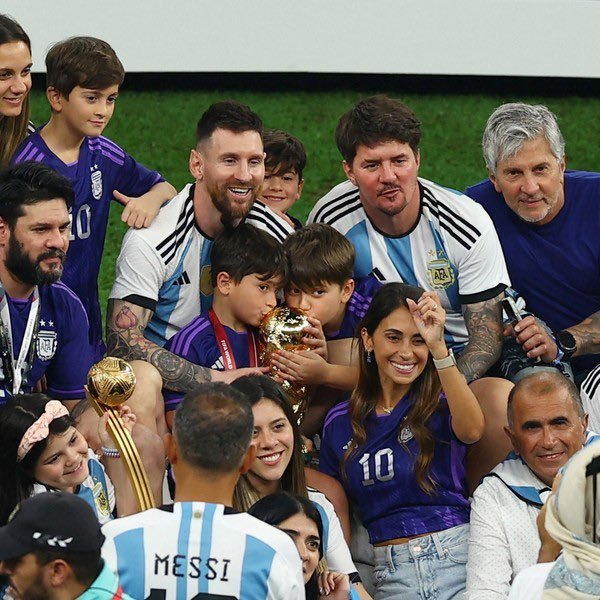 梅西的哥哥马蒂亚斯🎙️：“我们是信徒，我们在每场比赛前和点球大战期间都会祈祷。