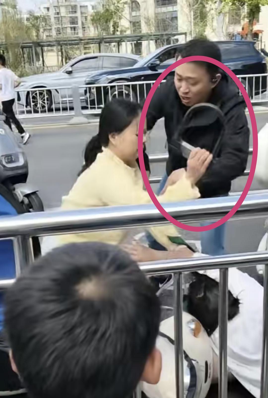 太冲动了！

成都曹某，不仅连累自己和家庭，连孩子以后在学校都有可能被孤立。
