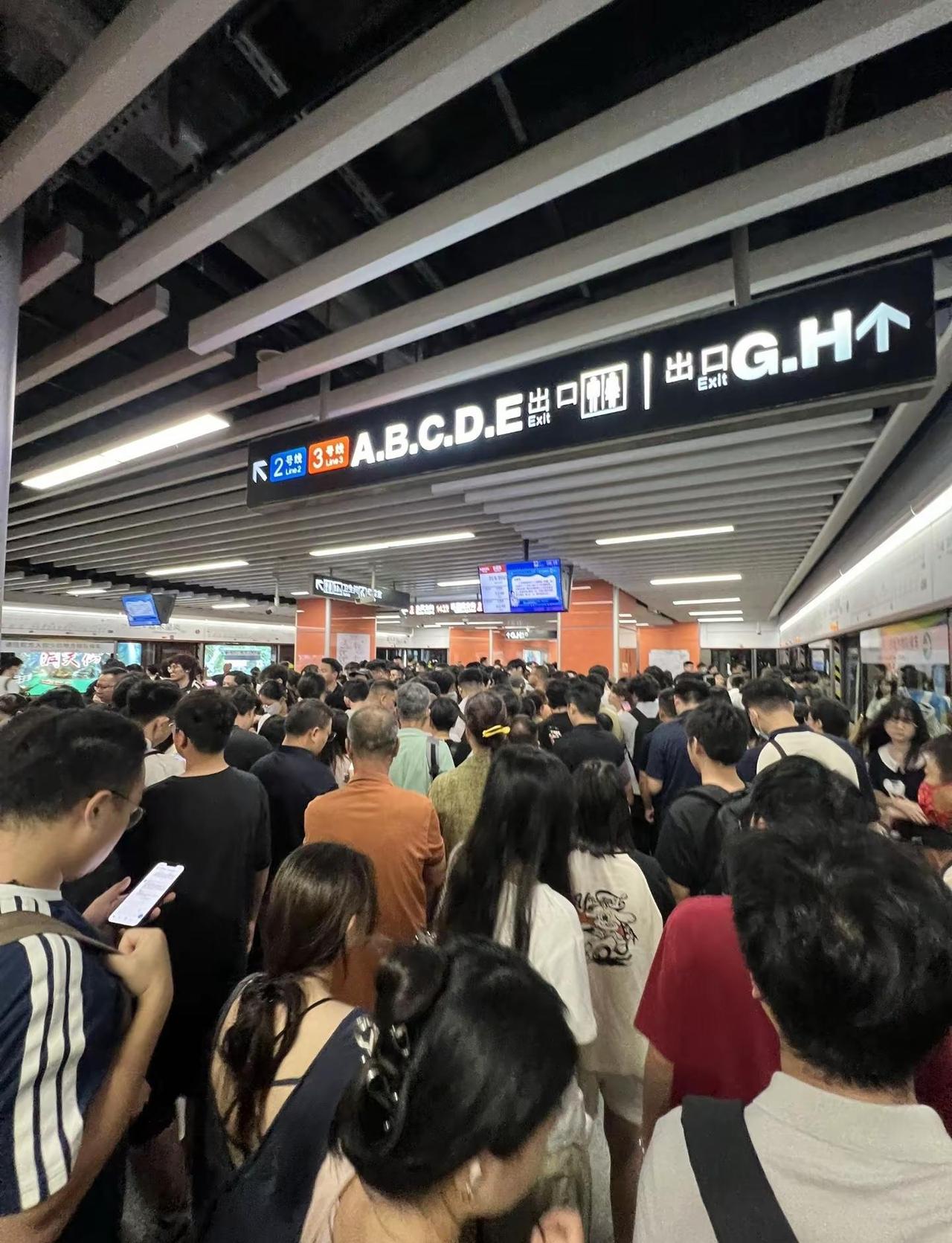 不愧是嘉禾望岗。人怎么这么多场面壮观 嘉禾望岗 广州 地铁