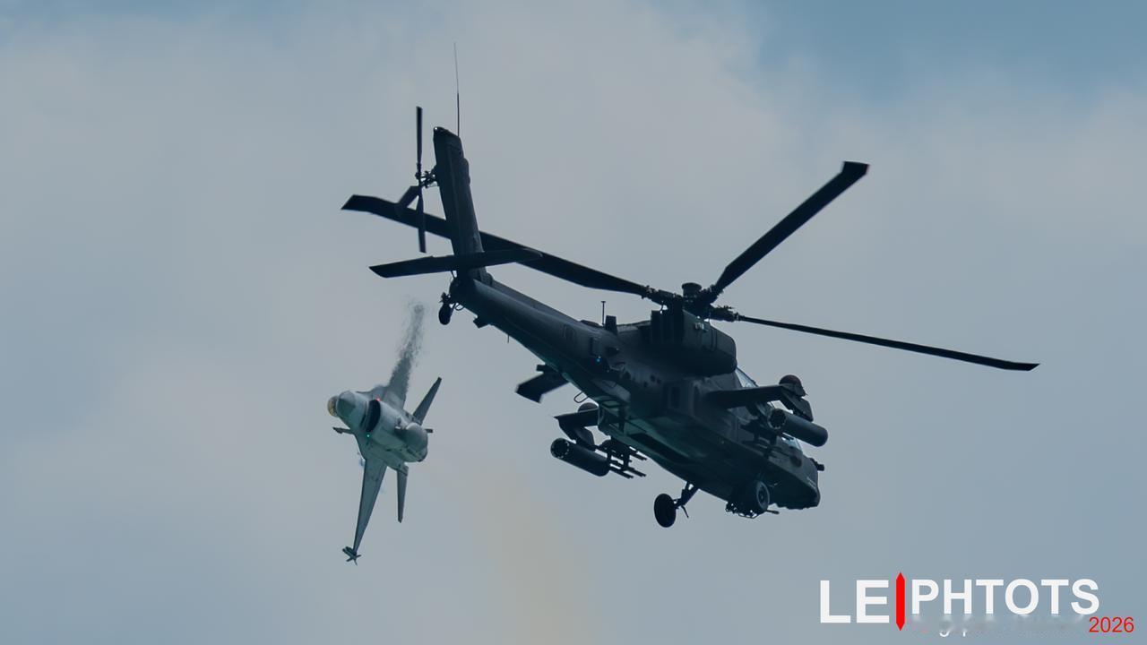 阿帕奇直升机和F-16战斗机曾进行过联合飞行表演。最著名的一次是在2026年的新