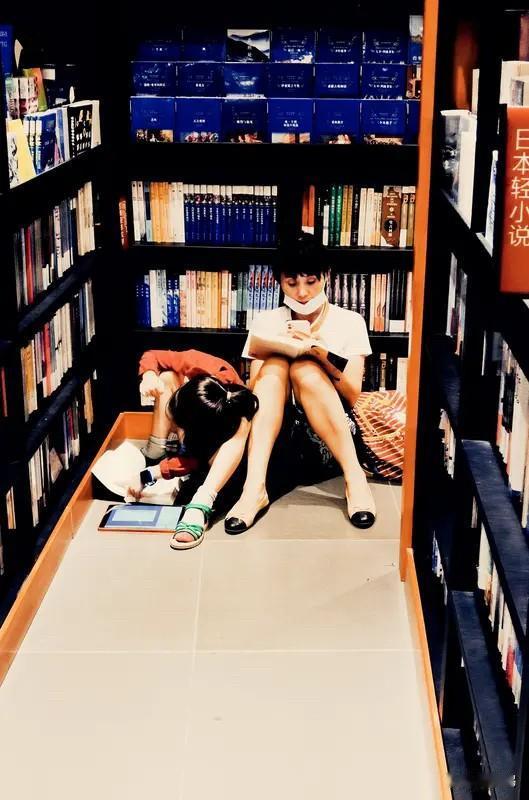 心有微光，自带芳华

尘世漫漫，我们终其一生，都在追寻身上耀眼的光芒。有人追逐锦