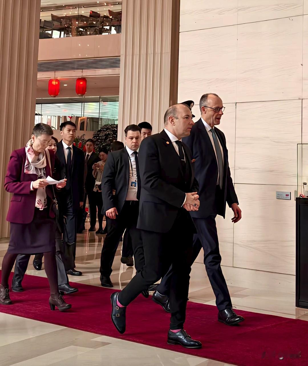 德国总理默茨这1.98米的大高个