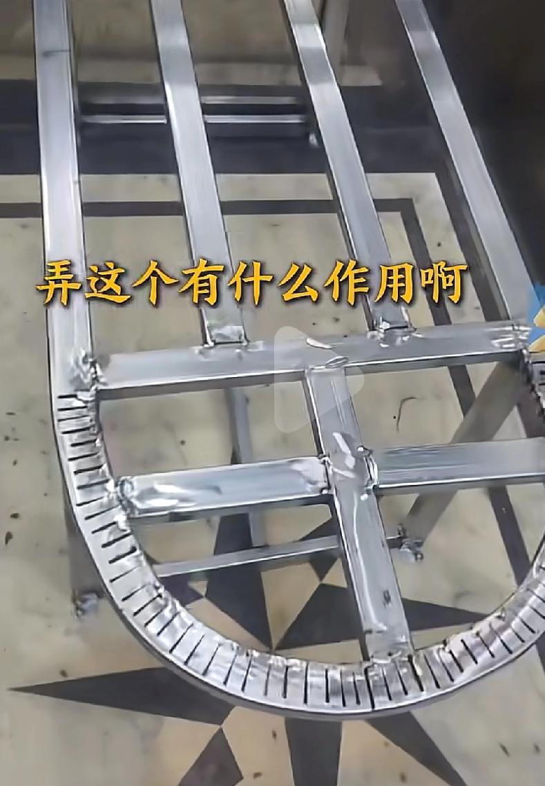 河北定州一个高层住宅电梯间内多出了一个铁支架，而且是焊接在电梯内的
很多人在乘坐