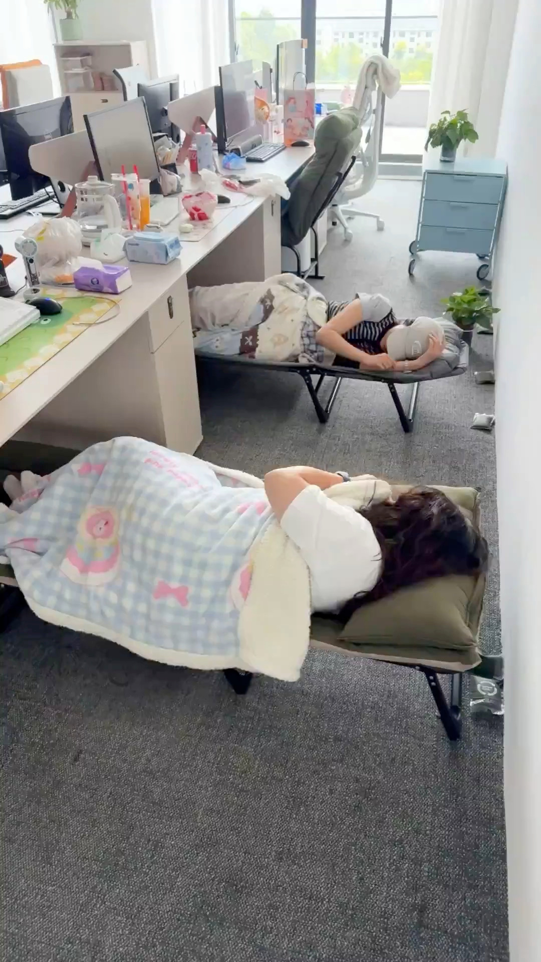 午休睡醒像第二次上班😭午休醒来的那一刻，人生像被按了继续播放。眼睛睁开了，脑子