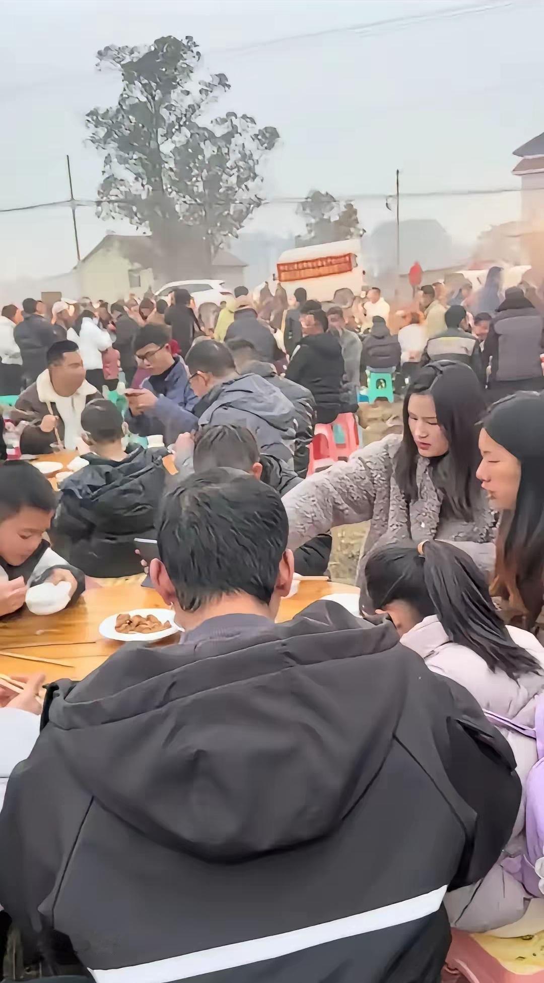 “为啥现在的春晚无人问津，一个杀猪宴却闹的全网沸腾？”人民不是不需要娱乐，需要的