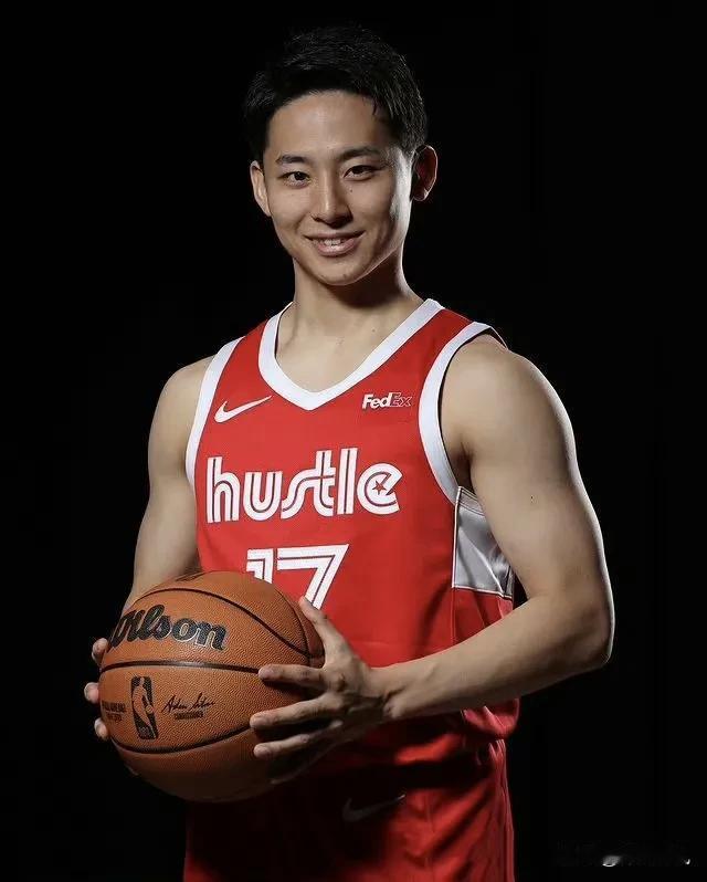 实话实说，河村勇辉，真的是一个帅气的小伙子，笑起来还挺好看，不过最让人佩服的还是