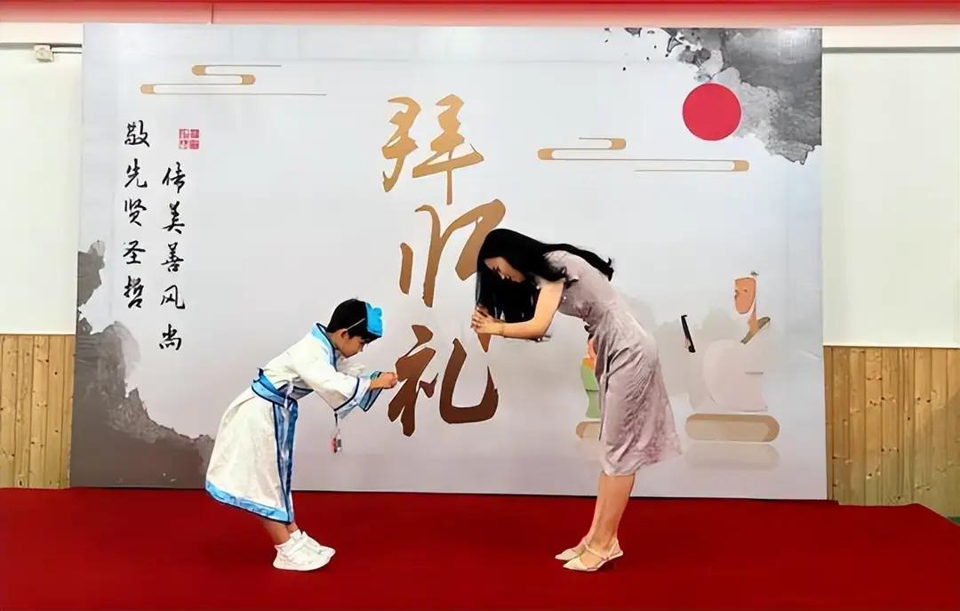 学生寒风中敬礼老师无回应，违背传统师德且不合现代理念。
这还仅仅是冰山一角。我们