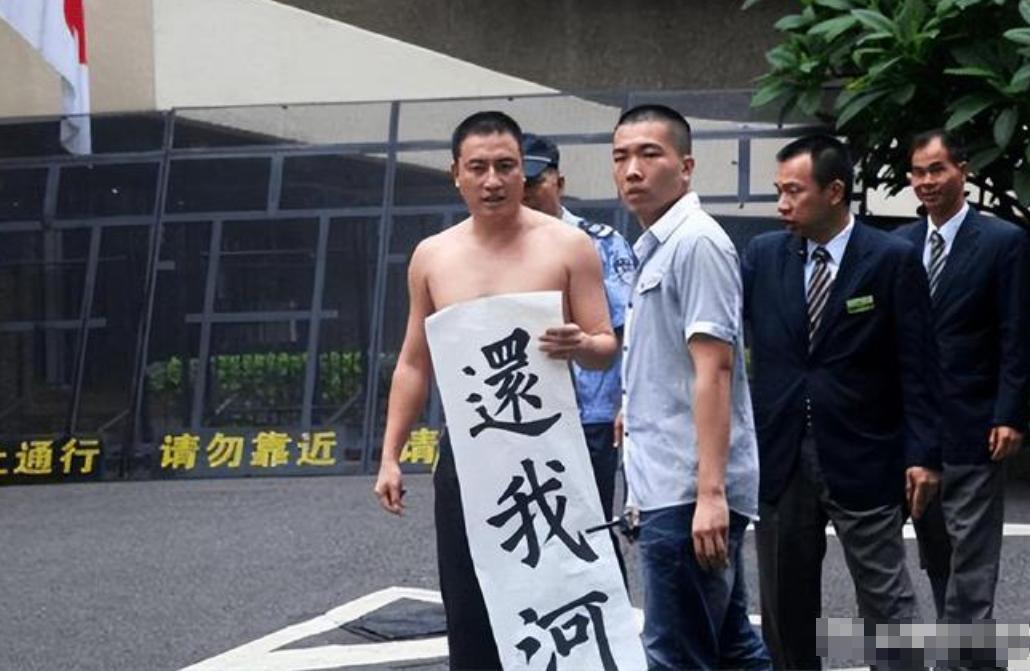 2011年福岛地震后，中国志愿者医生刘强前往日本。在与日本人交流时，他震惊地发现