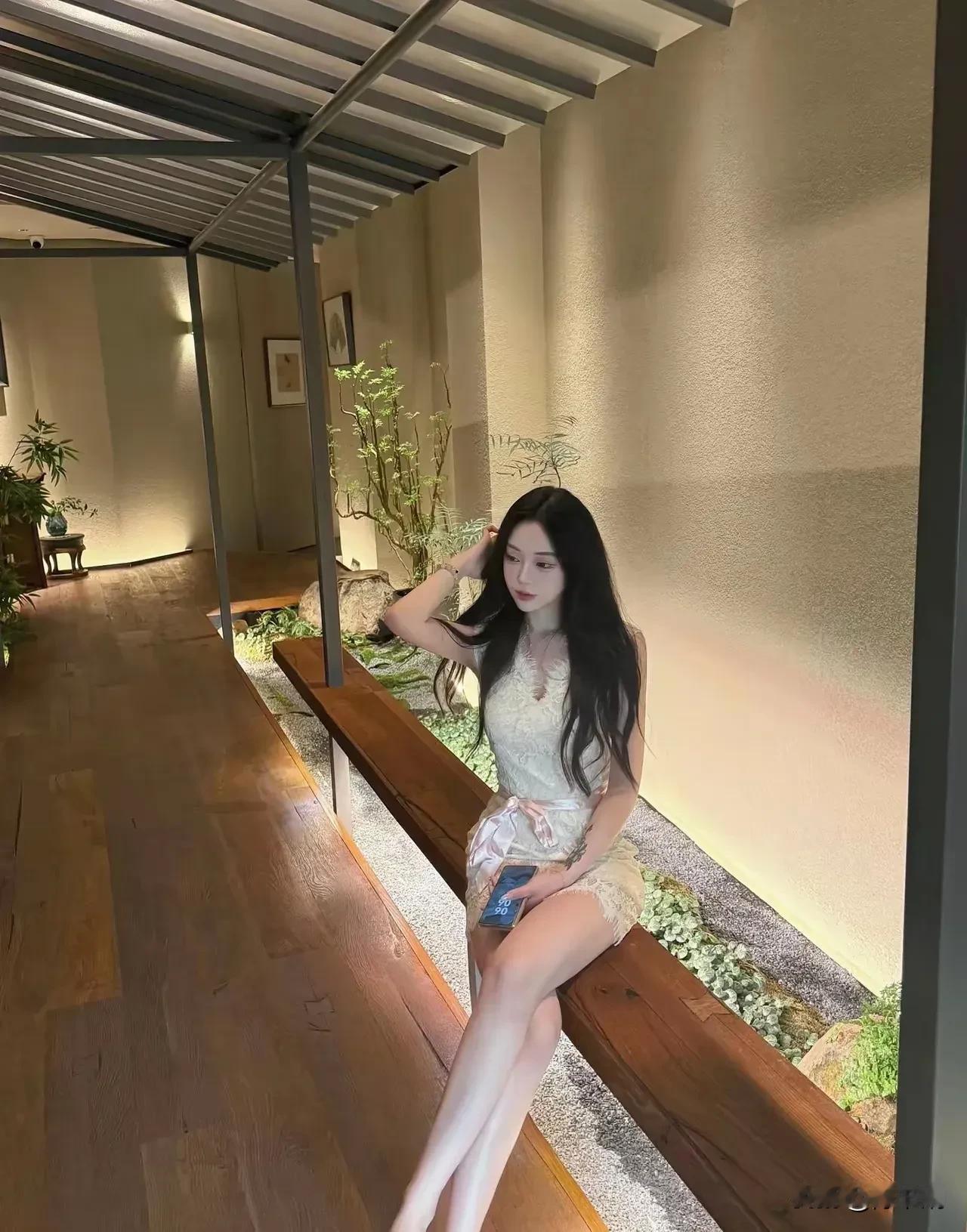 风过回廊草木柔，
浅光轻落素衣幽。
凭栏闲抱春山意，
一缕茶香漫画楼。