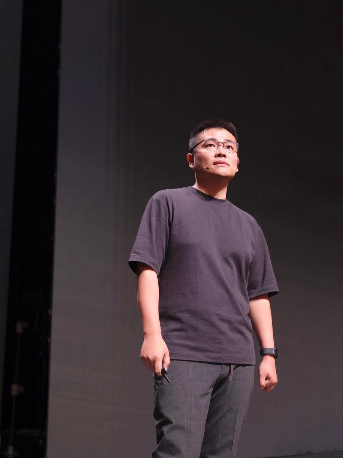 ai眼镜功能化真的被实现了莫奈做到了ai眼镜是眼镜的前提轻薄无感佩戴，外观低调百