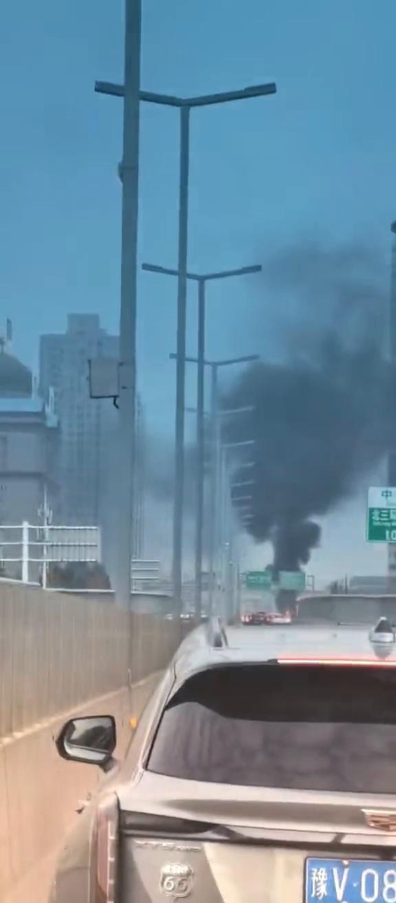 着火了，堵路了，再也走不动了，这个车着了。